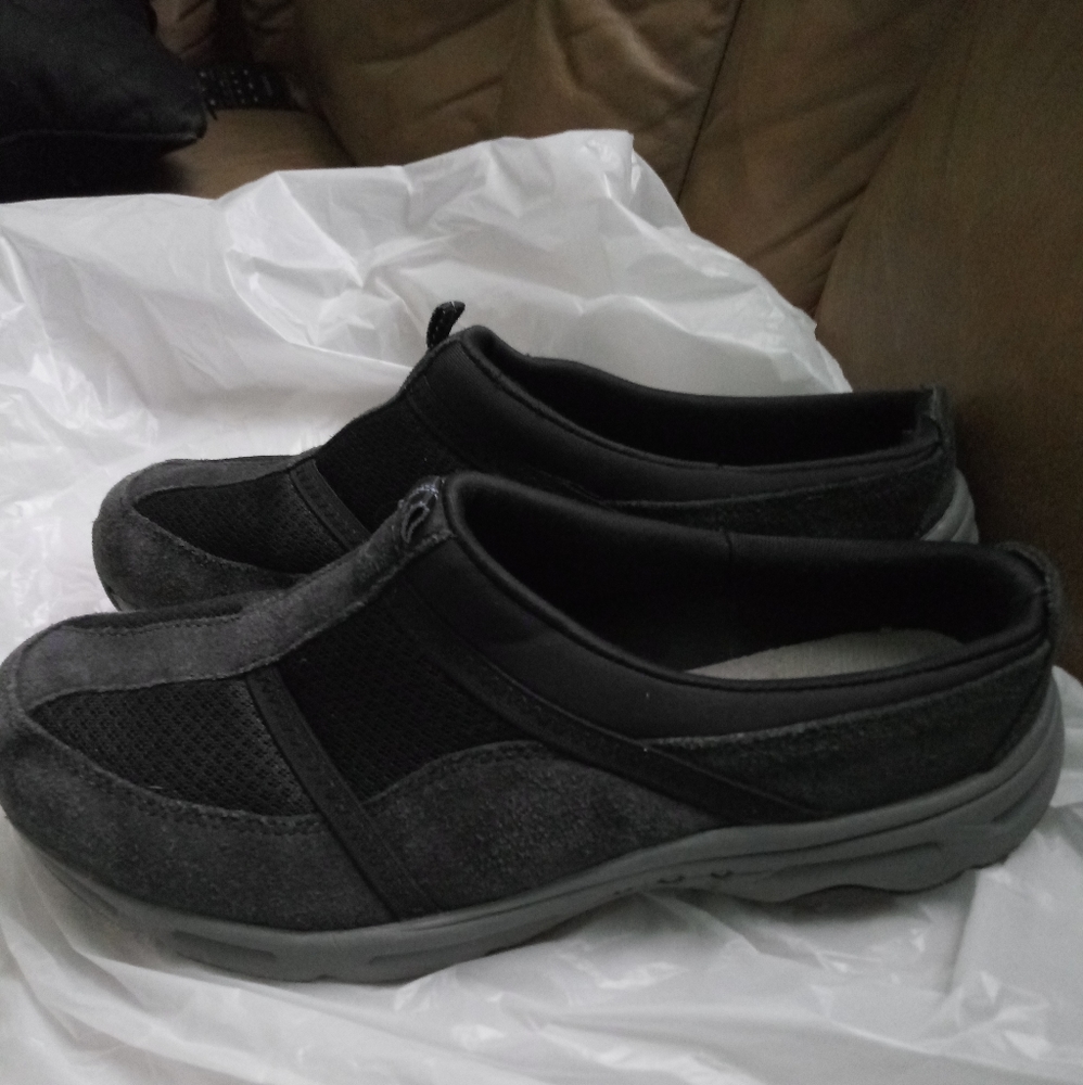 Easy spirit clogs.